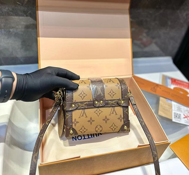 ショルダーバッグ ボタン式 vuitton