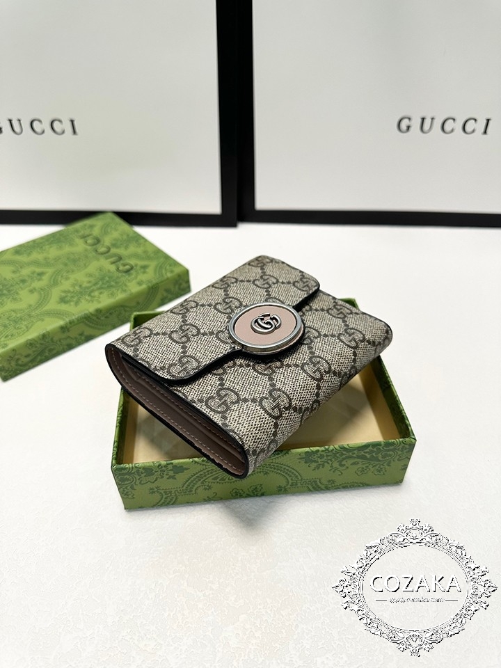 Gucci二つ折り財布 ボタン式